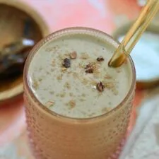 Batido de chocolate, dátiles y tahini con sal (¡con verduras!)