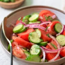 Ensalada saludable de verano con pepino, tomate y cebolla roja