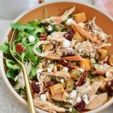 Cuencos de cosecha nutritivos con vinagreta balsámica