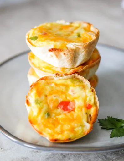 Mini cestitas de tortilla con huevo y queso