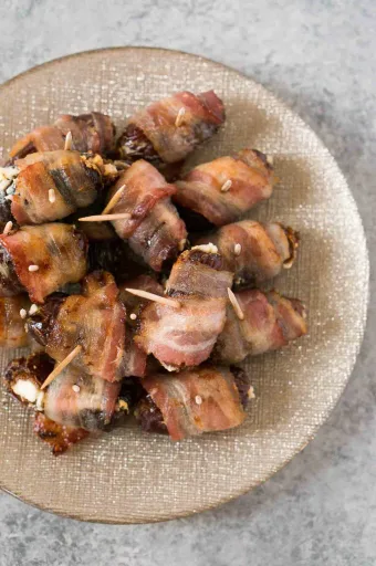 Dátiles envueltos en tocino con queso de cabra