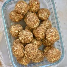 Peanut Butter Oatmeal Balls with Honey and Cinnamon