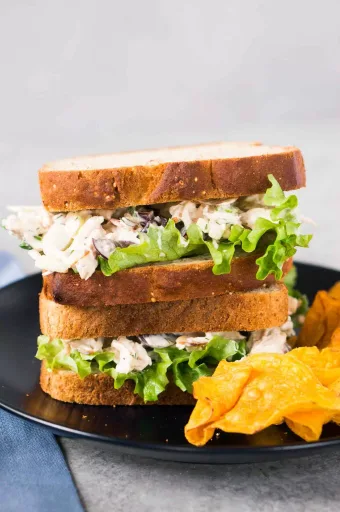 Sándwich de ensalada de pollo