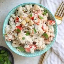 Ensalada de atún y garbanzos en 10 minutos con aderezo de tahini y limón