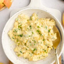 Receta de huevos revueltos con crema agria de Anthony Bourdain