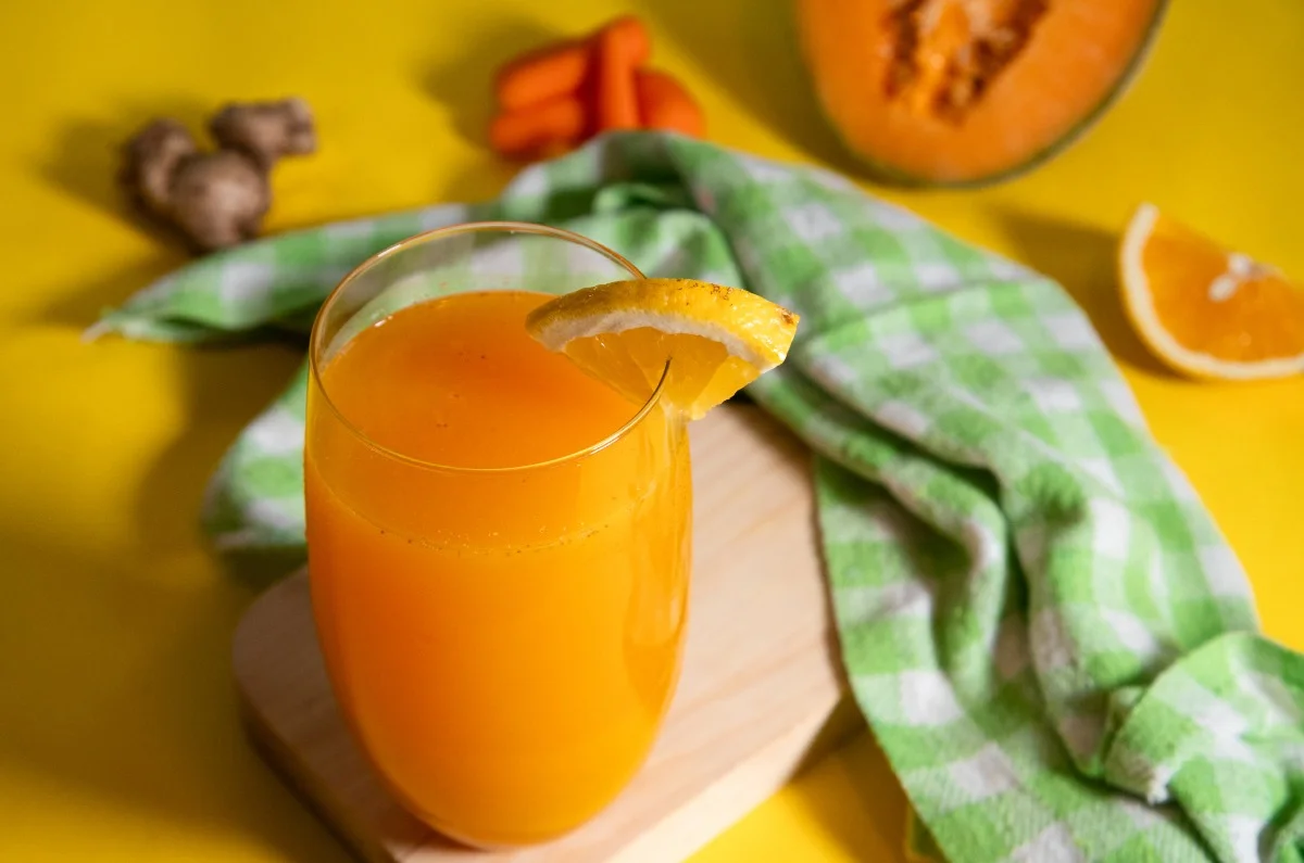 Refresca tu día con esta agua de melón, zanahoria, naranja y jengibre