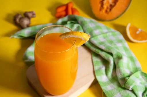 Refresca tu día con esta agua de melón, zanahoria, naranja y jengibre
