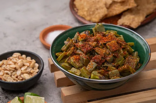 Botana mexicana de nopales cantineros con chicharrón crujiente