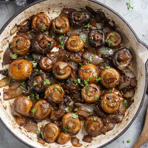 Champiñones y cebollas salteados
