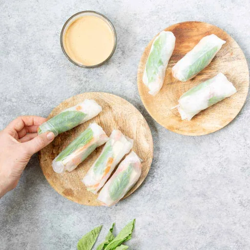 Rollitos de verano veganos con albahaca fresca