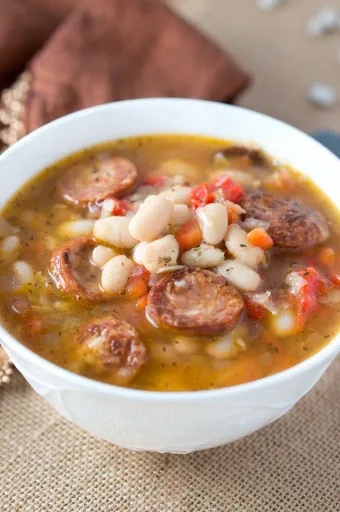 Sopa Sustanciosa de Alubias Blancas con Salchicha