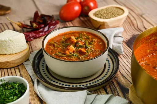 Lentejas rancheras con nopales y queso panela, receta fácil