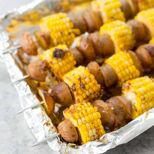 Brochetas de patata, salchicha y especias cajún