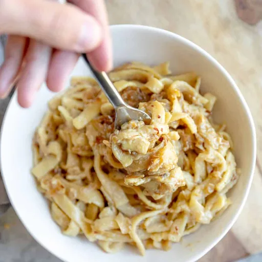 Fettuccine con cebolla caramelizada