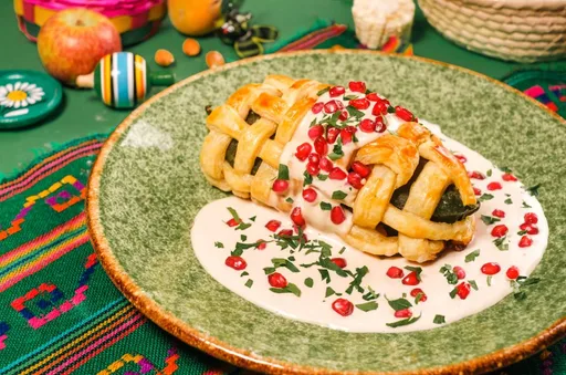 Receta de chiles envueltos en pasta hojaldre bañados en nogada