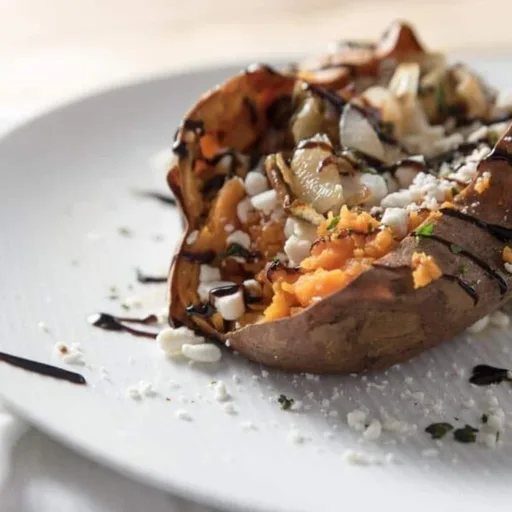 Boniatos Asados con Balsámico, Queso de Cabra y Cebolla Caramelizada