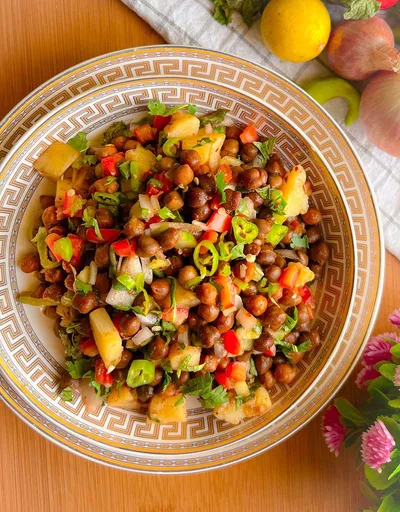 Chaat de garbanzos negros
