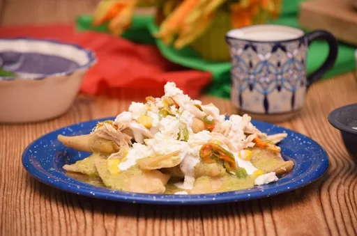 Aprende a preparar chilaquiles rellenos de queso para desayunar o comer