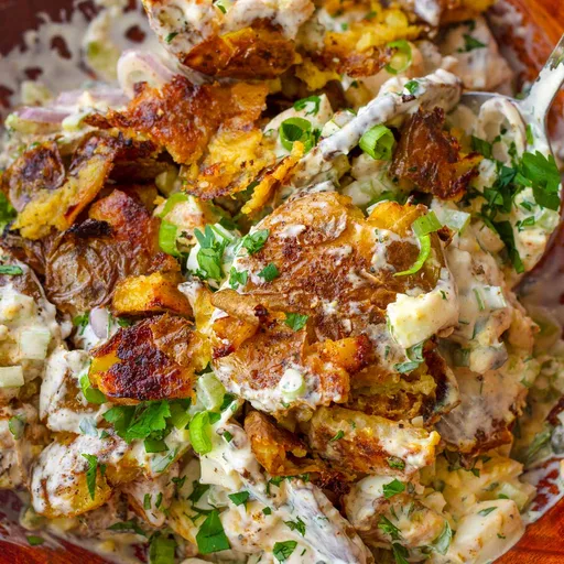Ensalada de patata crujiente aplastada