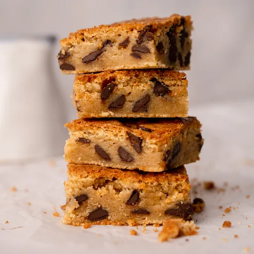 Barritas de galleta con pepitas de chocolate (Blondies)