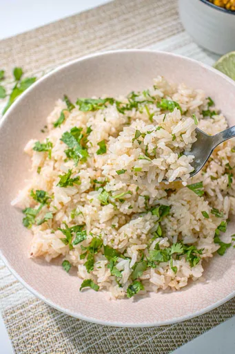Arroz con cilantro y lima (en arrocera)