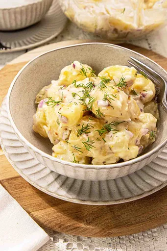 Ensalada de patata cremosa con mostaza y eneldo