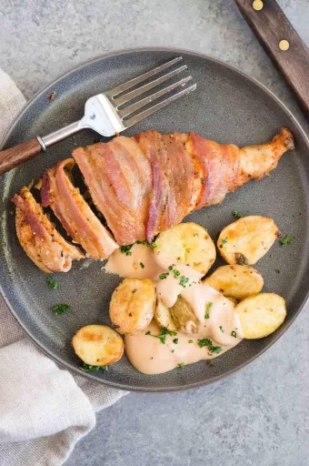 Pollo envuelto en bacón