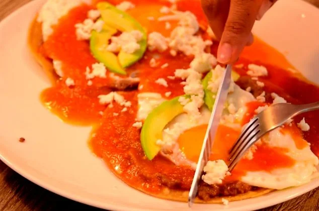 Huevos rancheros en salsa roja - Receta mexicana