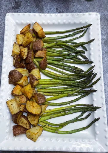 Espárragos y patatas asadas