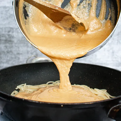 Pasta vegana cremosa de pimientos rojos asados