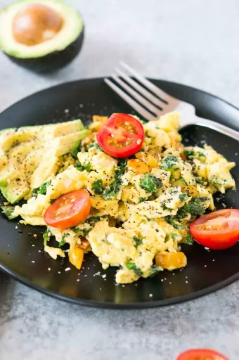 Huevos revueltos con verduras