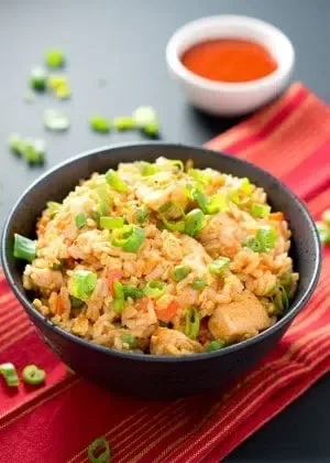 Arroz frito picante con pollo
