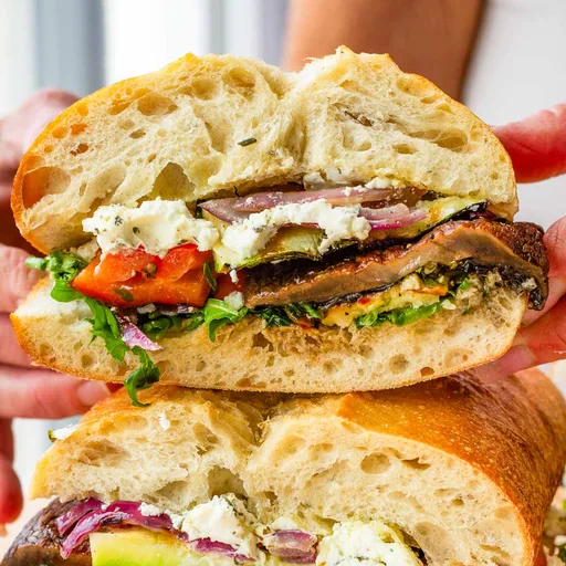 Sándwich de verduras a la parrilla con queso de cabra