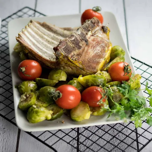 Costillar de cordero asado al horno
