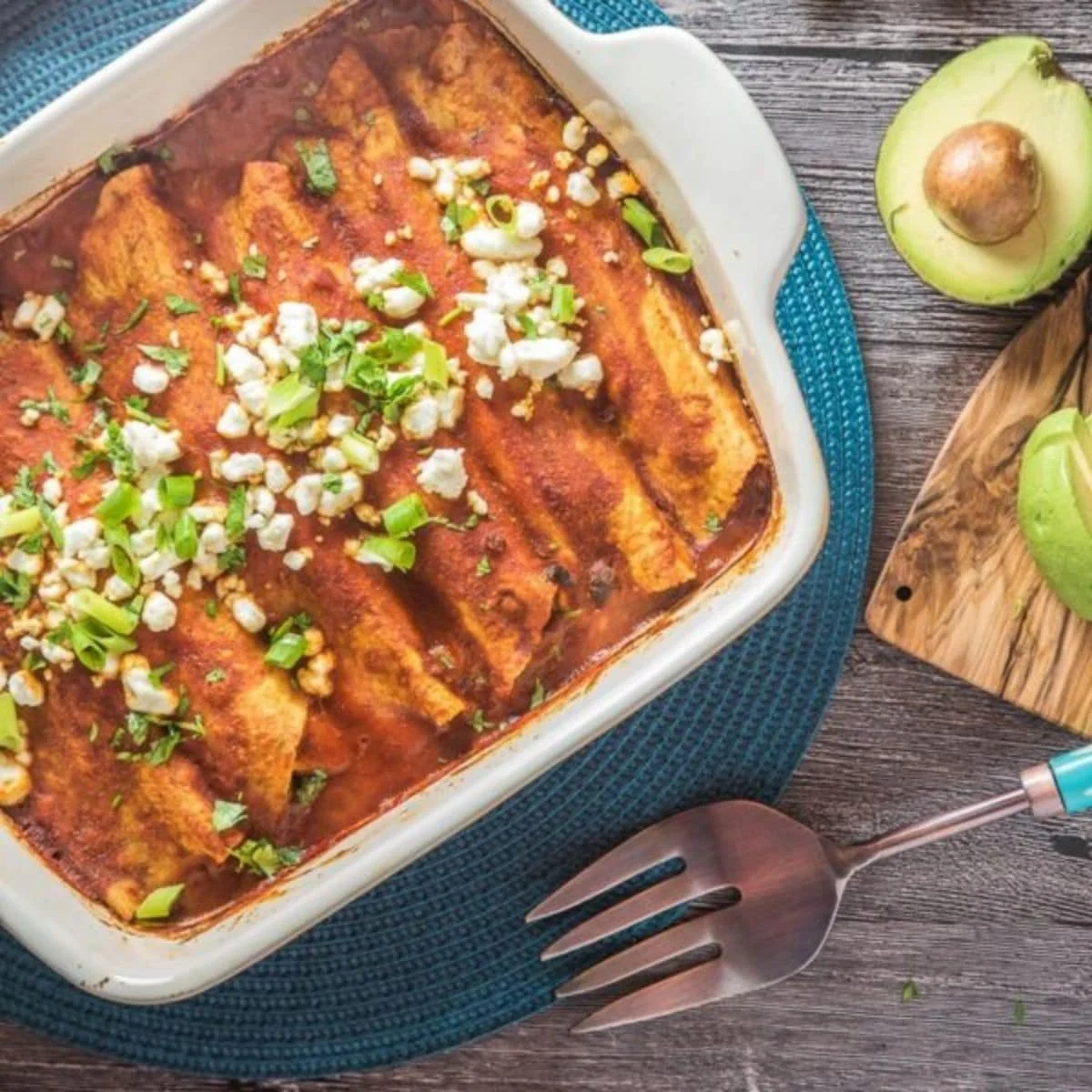 Enchiladas vegetarianas con frijoles negros, maíz y queso de cabra