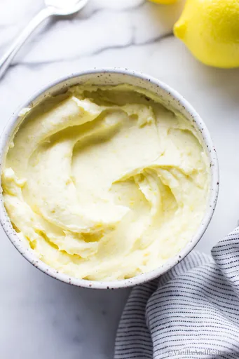 Glaseado suave de limón y queso crema en 10 minutos