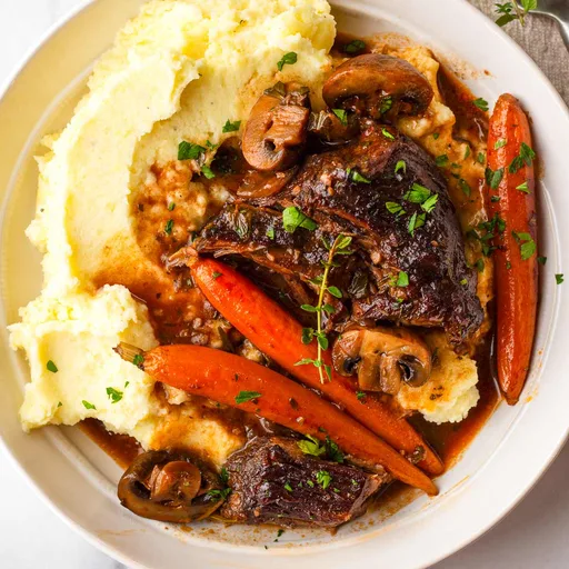 Carne de ternera braseada al vino tinto