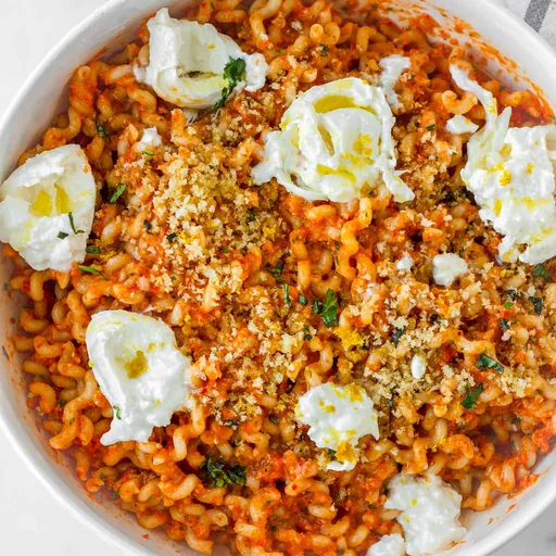 Pasta con salsa romesco