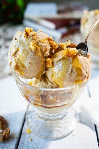 Helado vegano con caramelo de dátiles