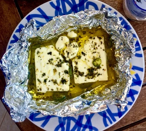 Queso feta al horno con pimientos picantes