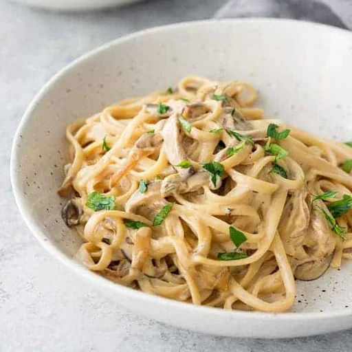 Fettuccine Alfredo veganos con setas