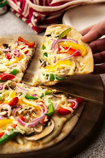 Pizza vegana de salsa blanca con pan libanés (comida en 30 minutos)