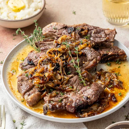 Chuletas de paletilla de cordero al horno con cebolla caramelizada