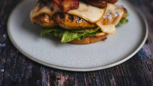 Hamburguesa de pechuga de pollo a la parrilla