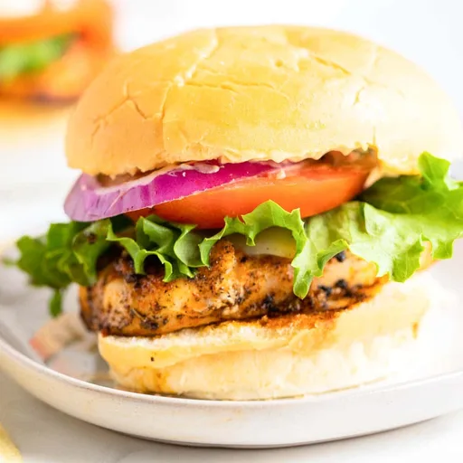 Sándwich de pollo cajún con mayonesa picante
