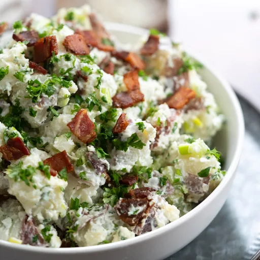 Ensalada de patata al queso azul con tocino