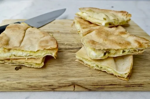 Pastel de queso griego fácil con pan de pita - Tiropita