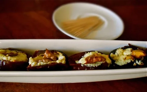 Dátiles rellenos de feta, un aperitivo salado y saludable