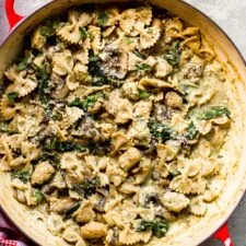 Pasta cremosa con pollo, espinacas y champiñones