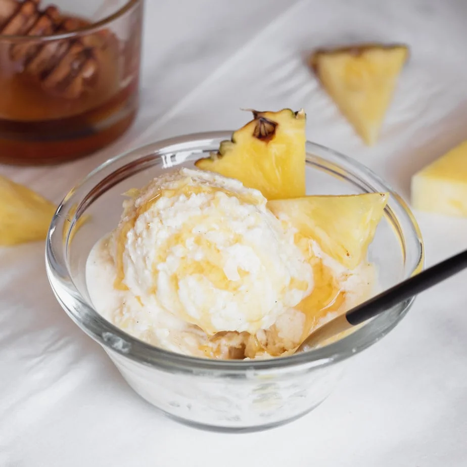 Gelato all'ananas e fiocchi di latte